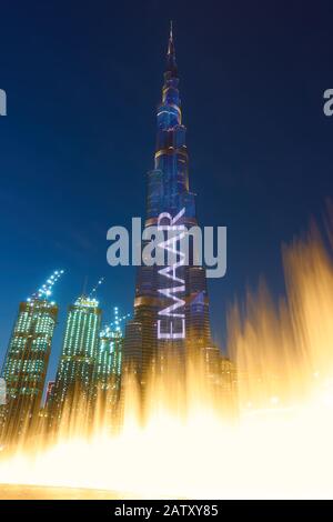 Dubai, OAE - 01. Februar 2020: Der Dubai Fountain und Der Burj Khalifa Tower nachts beleuchtet während der Lichtshow. Der Burj Khalifa ist der große Stockfoto