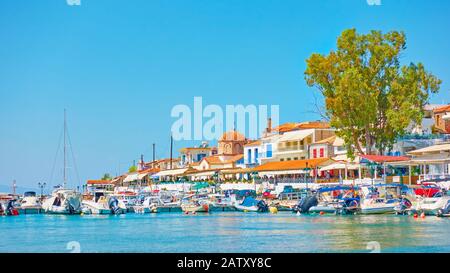 Perdika, Insel Ägina, Griechenland - 14. September 2019: Panoramablick auf das griechische Fischerdorf Perdika Stockfoto