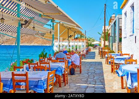 Perdika, Insel Ägina, Griechenland - 14. September 2019: Restaurant mit Meeresfrüchten unter freiem Himmel am Meer im Dorf Perdika, Griechenland Stockfoto