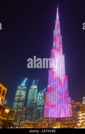 Dubai, OAE - 01. Februar 2020: Der Burj Khalifa-Turm in Dubai nachts beleuchtet während der Lichtshow. Burj Khalifa ist das höchste Gebäude in Th Stockfoto