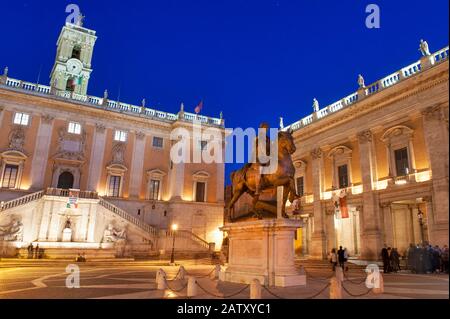 Reiterstatue aus Bronze von Mark Aurel in Blaue Stunde, Kaiser Marcus Aurelius, Kapitolsplatz, Kapitolshügel, Campidoglio, Rom, Italien, Europa Stockfoto