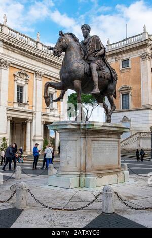 Reiterstatue aus Bronze von Mark Aurel, Kaiser Marcus Aurelius, Kapitolsplatz, Kapitolshügel, Piazza del Campidoglio, Rom, Italien, Europa Stockfoto