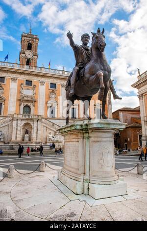 Reiterstatue aus Bronze von Mark Aurel, Kaiser Marcus Aurelius, Kapitolsplatz, Kapitolshügel, Piazza del Campidoglio, Rom, Italien, Europa Stockfoto