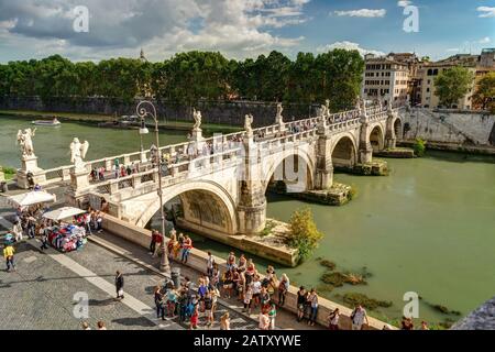 ROM - 2. OKTOBER: Ponte Sant'Angelo (Aelische Brücke) am 2. oktober 2013 in Rom. Es handelt sich um eine Fußgängerbrücke über den Tiber, die in den Jahren 134-139 Jahre gebaut wurde Stockfoto