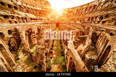 Im Kolosseum oder Kolosseum im Sommer, Rom, Italien. Colosseum ist die Hauptattraktion der Roma. Ruinen der Kolosseum Arena. Panoramaaussicht Stockfoto