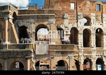 Touristen, die das Kolosseum, Rom, Italien besuchen Stockfoto