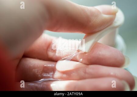 Seifenspenderflasche mit Handaufschieben, Nahaufnahme Stockfoto