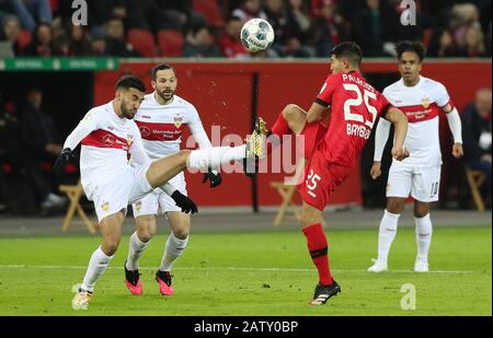 Leverkusen, Deutschland. Februar 2020. Firo: 05.02.2020, Fußball, DFB-Pokal, Runde 16, Saison 2019/2020, Bayer 04 Leverkusen - VfB Stuttgart GONZALEZ gegen PALACIOS, Leverkusen, Nutzung weltweit Credit: Dpa/Alamy Live News Stockfoto