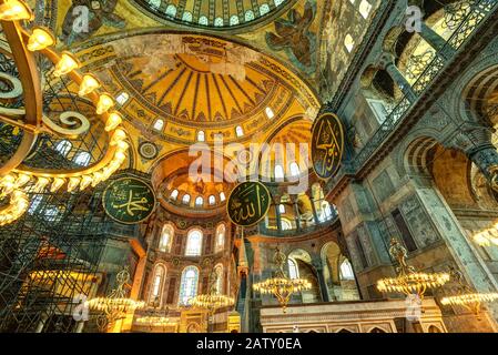 Inneneinrichtung der Hagia Sophia in Istanbul, Türkei. Die Hagia Sophia ist das größte Denkmal für die byzantinische Kultur. Stockfoto