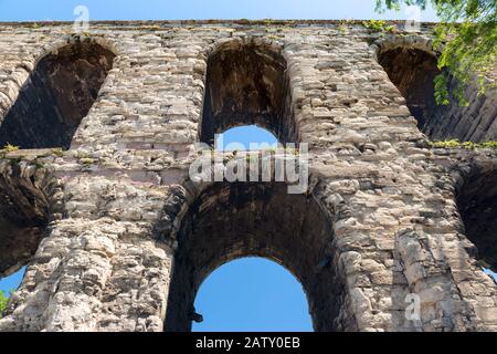 Aquädukt von Valens in Istanbul, Türkei. Es wurde vom Kaiser Valens im späten 4. Jahrhundert erbaut und ist eines der wichtigsten Wahrzeichen des Stockfoto