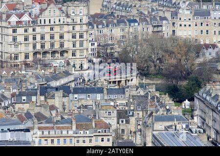 Blick auf die Landschaft der Stadt Bath vom Alexandra Park aus, mit Häusern, Geschäften und der Architektur von Bath, England, Großbritannien Stockfoto