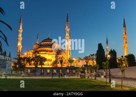 Blick auf die Blaue Moschee (Sultanahmet Camii) in der Nacht in Istanbul, Türkei Stockfoto