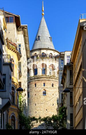 Istanbul - 26. MAI 2013: Der Galata-Turm mit Touristen auf der Aussichtsplattform. Der Galata-Turm ist das größte Denkmal des Hochmittelalters. Stockfoto