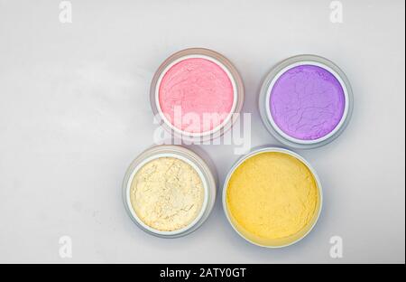 Trockene Farbpulver zur Zubereitung von Alginatmasken Stockfoto