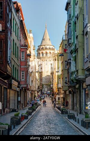 Istanbul - 26. MAI 2013: Blick auf die alte enge Straße mit dem Galata-Turm am 26. Mai 2013 in Istanbul, Türkei. Der Galata-Turm ist das größte Monument Stockfoto