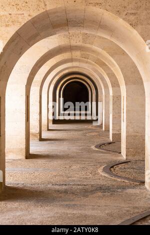 Menorca, Spanien - Ocober 13, 2019: Die Bögen von Fortaleza de La Mola in Mahon, einer der größten europäischen Festungen. Stockfoto