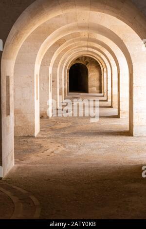 Menorca, Spanien - Ocober 13, 2019: Die Bögen von Fortaleza de La Mola in Mahon, einer der größten europäischen Festungen. Stockfoto