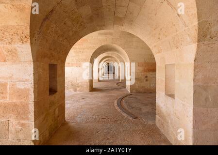 Menorca, Spanien - Ocober 13, 2019: Die Bögen von Fortaleza de La Mola in Mahon, einer der größten europäischen Festungen. Stockfoto