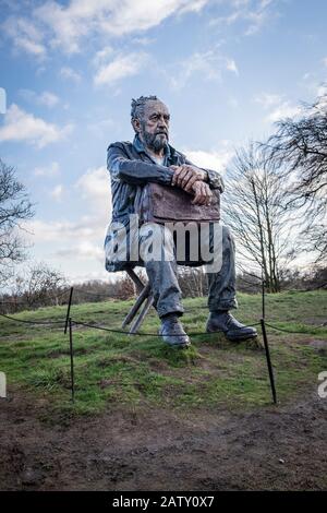 The Sitzeated Man Sculpture, Yorkshire Sculpture Park, West Bretton, Wakefield, Großbritannien. Erstellt von dem Künstler Sean Henry. Stockfoto