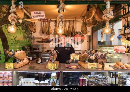 Metzgerei, Jamon und iberico Schinken in Mercado De Vegueta Indoor-Lebensmittelmarkt, Las Palmas Gran Canaria, Kanarische Inseln Stockfoto