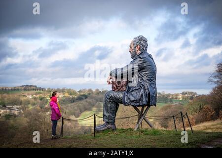 The Sitzeated Man Sculpture, Yorkshire Sculpture Park, West Bretton, Wakefield, Großbritannien. Erstellt von dem Künstler Sean Henry. Stockfoto