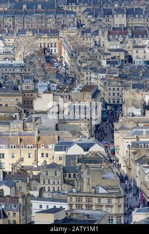 Blick auf die Landschaft der Stadt Bath vom Alexandra Park aus, der Einkäufer, Häuser, Geschäfte und die Architektur von Bath, England, Großbritannien, zeigt Stockfoto