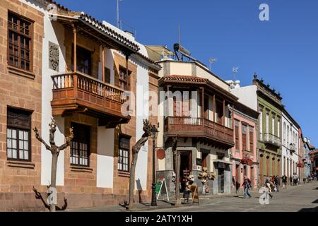 Historische Häuser mit typischen Holzbalkons, Calle Real de la Plaza in Teror, Gran Canaria, Kanarische Inseln Stockfoto