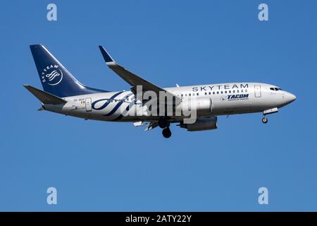 Istanbul/Türkei - 29. März 2019: Skyteam TAROM Boeing737-700 YR-BGF Passagierflugzeug Ankunft und der Landung am Flughafen Istanbul Atatürk Stockfoto