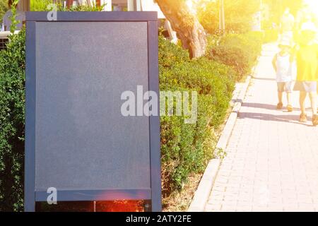 Schwarzes Farbmenü für Text, Nachricht oder Werbung. Straße in einer europäischen Stadt. Sonniger Tag. Stockfoto