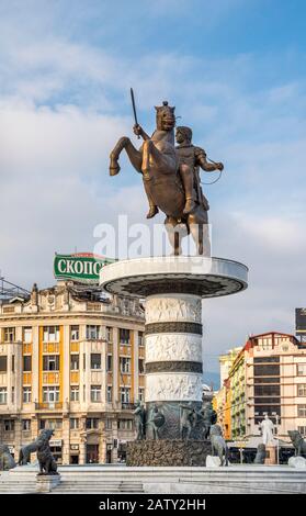 Krieger auf einer Pferdestatue, aktueller offizieller Name Alexanders des Großen Denkmals bei Makedonija Plostad (Mazedonien-Platz) in Skopje, Nord-Mazedonien Stockfoto