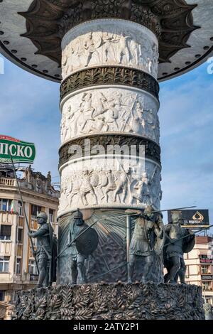 Skulpturen und niedrige Reliefe an Säulen, die Krieger auf einer Pferdestatue stützen, aktueller offizieller Name von Alexander dem Großen Denkmal in Skopje, North Mace Stockfoto