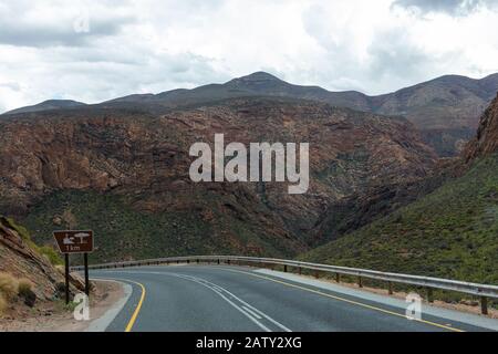 Route 62 mit Hinweisschild Lay-by in 1 km am Huisrivier Pass (Huisrivierpas), zwischen den Städten Ladismith und Calitzdorp, Little Karoo, Südafrika Stockfoto