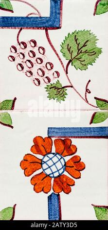 Portugiesische, traditionelle Fliesen Azulejos mit farbenfrohem Blumenmuster auf weißem Hintergrund. Stockfoto