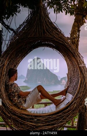 Phangnga Bay Thailand, Samet Nang Sie Aussichtspunkt über die Bucht, Männer Urlaub Thailand beobachten Sonnenaufgang Stockfoto