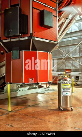 Bei der Abscheidung Von Flüssigstickstoff zur Vermeidung von Fehlausgleichsteleskopen, Large Binocular Telescope, LBT, Vatican Advanced Techlology, Mt. Graham. Stockfoto