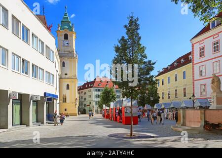 Bratislava, SLOWAKEI - 01. SEPTEMBER 2019: Blick auf den Frantiskanske Platz und Das Alte Rathaus links Stockfoto