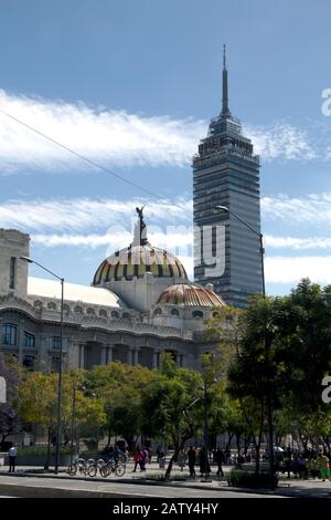 Das gläsernen Kuppeldach des Palacio de Bellas Artes und der Torre Latinoamericana, Mexiko-Stadt Stockfoto