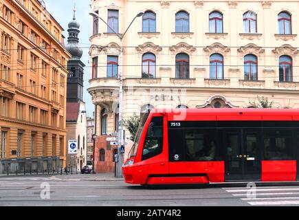 Bratislava, SLOWAKEI - 01. SEPTEMBER 2019: Rote Straßenbahn auf dem SNP-Platz mit Blick auf das Postgebäude und die Kirche der Jungfrau von Loreto links Stockfoto