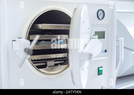 Sterilisation von medizinischen Zahngeräten im Autoklaven, Nah-Labor-Sterilisator in der Zahnheilkundeabteilung der Zahnklinik Stockfoto