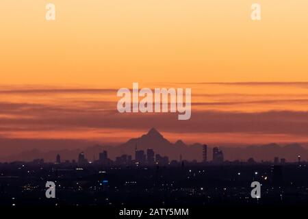 Bergamo, Italien - 5. Februar 2020: Blick auf die Skyline von Mailand mit dem Monviso-Gipfel (3841 m) im Hintergrund, mehr als 150 Meilen entfernt. Italien wurde in den letzten zwei Tagen von Windböen und Gales gefegt, die bis zu 160 km/h messen und die Luft von Umweltverschmutzung und Staubablagerungen befreien: Piero Cruciatti/Alamy Live News Stockfoto