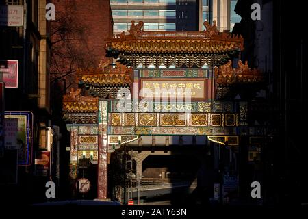 Manchester Wahrzeichen Chinatowns Faulkner Street Paifang Chinesischer Bogen Stockfoto