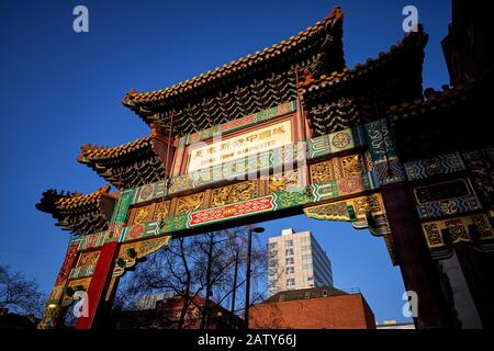 Manchester Wahrzeichen Chinatowns Faulkner Street Paifang Chinesischer Bogen Stockfoto