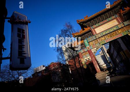 Manchester Wahrzeichen Chinatowns Faulkner Street Paifang Chinesischer Bogen Stockfoto