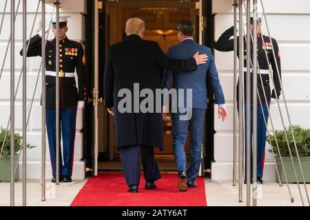 Washington, Vereinigte Staaten. Februar 2020. US-Präsident Donald Trump spaziert mit dem venezolanischen Oppositionsführer Juan Guaido bei seiner Ankunft zum Treffen auf dem South Lawn des Weißen Hauses in Washington, DC am Mittwoch, 5. Februar 2020. Foto von Ken Cedeno/UPI Credit: UPI/Alamy Live News Stockfoto