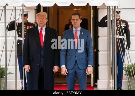 Washington, Vereinigte Staaten. Februar 2020. US-Präsident Donald Trump begrüßt den venezolanischen Oppositionsführer Juan Guaido, als er am Mittwoch, 5. Februar 2020, zum Treffen auf dem South Lawn des Weißen Hauses in Washington, DC kommt. Foto von Ken Cedeno/UPI Credit: UPI/Alamy Live News Stockfoto