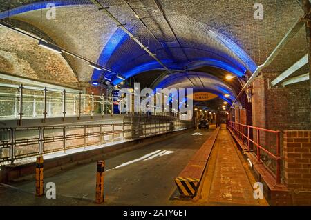 Großbritannien, West Yorkshire, Leeds, Granary Wharf, Der Tunnel Komplex der dunklen Bögen unterhalb des Bahnhofs Leeds. Stockfoto