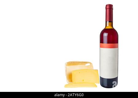 Käsestücke mit einer Flasche Wein auf weißem Hintergrund. Stockfoto