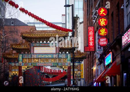 Manchester Wahrzeichen Chinatowns Faulkner Street Paifang Chinesischer Bogen Stockfoto