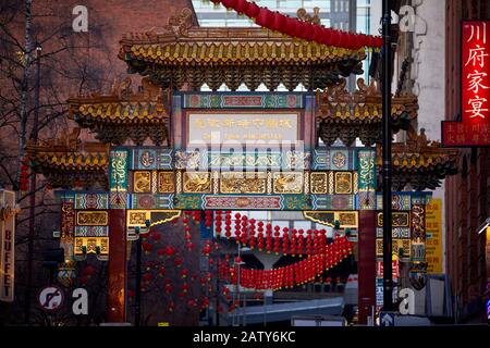 Manchester Wahrzeichen Chinatowns Faulkner Street Paifang Chinesischer Bogen Stockfoto