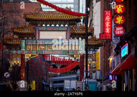 Manchester Wahrzeichen Chinatowns Faulkner Street Paifang Chinesischer Bogen Stockfoto